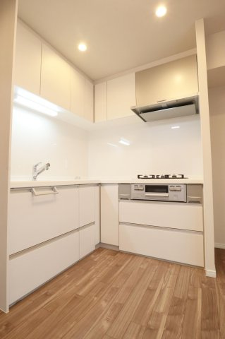 【キッチン】 | アンピール竹下1号館 | L字型のキッチンなので、スペースを広く使えます。冷蔵庫や食器棚、キッチン家電も楽々置けますね