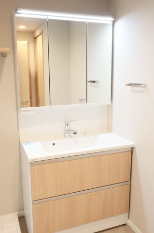 【独立洗面台】 | アンピール竹下1号館 | 三面鏡裏収納付きの洗面台で、散らかりがちな洗面回りもすっきりと片付きます