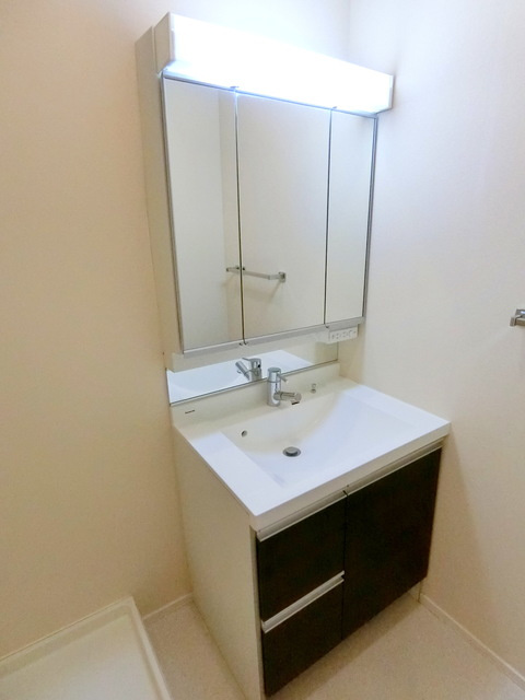 メゾン　クリスティーネの洗面所|★朝のメイクに便利なシャンプードレッサー／３面鏡機能付き★