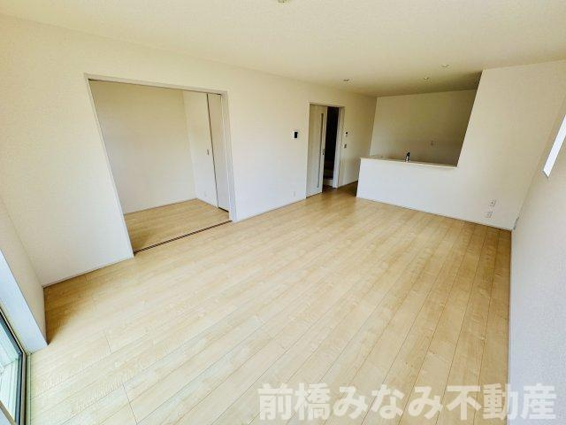 前橋市富士見町小沢　４号棟(全４棟)　リーブルガーデン　新築建売分譲の居間・リビング|ゆったり過ごせるリビングです