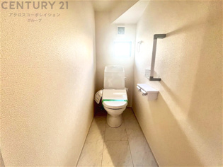 温水洗浄便座付トイレは温水洗浄機能により、暖かい水でおしりを洗浄することができ、冷たい水を使う従来の便座に比べ、温水洗浄機能で暖かいトイレを提供し、快適な使用を可能にします。
