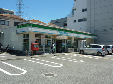 ファミリーマートまで220m