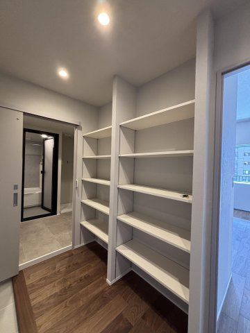 【内装】 | ネクサス百道レジデンシャルタワー | 玄関前面に大きな可動棚。シューズボックスとしてはもちろん、外出時の持ち物を置いておくのにも便利です