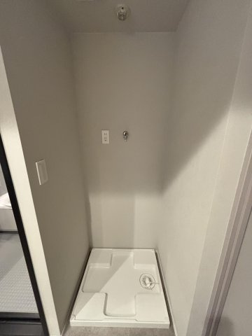 【ランドリースペース】 | ネクサス百道レジデンシャルタワー | 浴室の入り口の真横に洗濯機置場があるので脱いだ服を直接洗濯機に入れられます