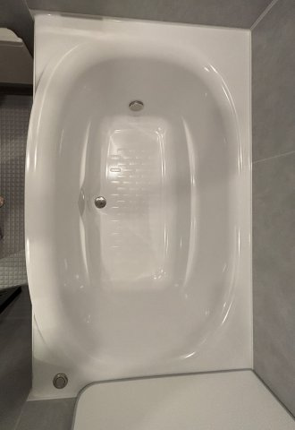 【浴室】 | ネクサス百道レジデンシャルタワー | 浴槽の排水栓はプッシュ式なので見た目がすっきりして、お掃除もしやすいです