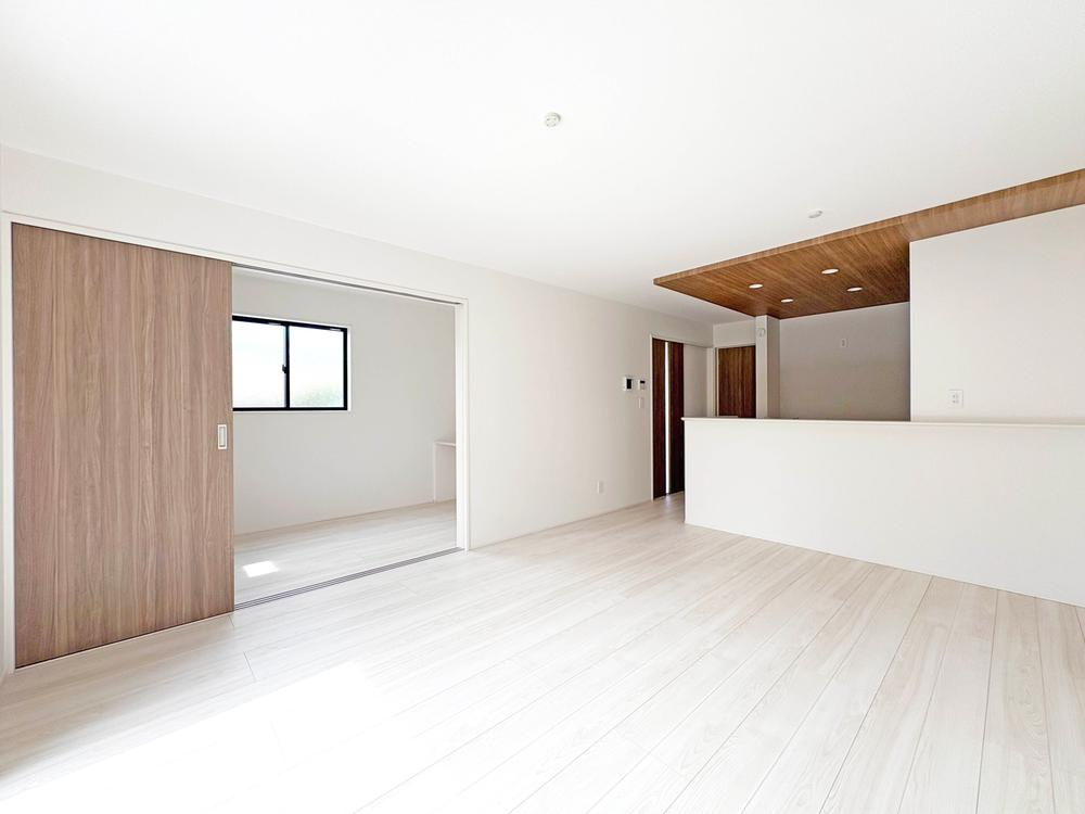 【GRAFARE　ZEH水準仕様】小平市上水新町３期全15棟の居間・リビング|開放的なカウンターキッチン設計のリビングルーム。部屋全体を見渡すことができるので、料理をしながらでもこどもの様子を見たり、家族とのコミュニケーションが取れます。