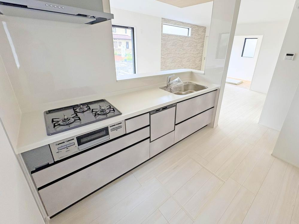 【GRAFARE　ZEH水準仕様】小平市上水新町３期全15棟のキッチン|食洗器搭載のシステムキッチンを採用可能！カウンターキッチン設計で部屋全体を見渡すことが可能な開放的なプラン。