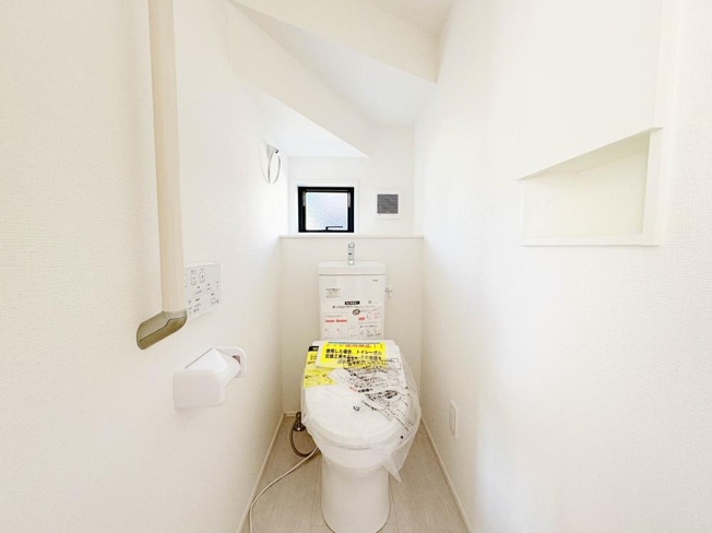 【トイレ】 | 【GRAFARE　ZEH水準仕様】小平市上水新町３期 | ウォシュレット搭載節水型トイレ。
各階にトイレが設けられているので、朝の慌ただしい時間帯でも込み合う心配が減ります。