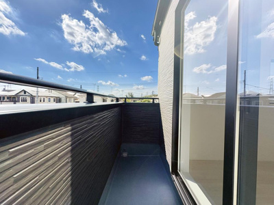 【バルコニー】 | 【GRAFARE　ZEH水準仕様】小平市上水新町３期 | 南向きにバルコニーが設けられているので、日中は照明を使わなくても自然光で明るく過ごせます。
ガーデニングや家庭菜園をバルコニーで楽しみたい人にも最適。