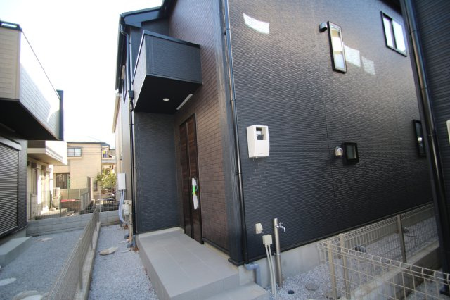 【GRAFARE　ZEH水準仕様】小平市上水新町３期全15棟の外観|安定の地盤、武蔵野の豊かな自然に寄り添う2層住居の街並み。暮らしやすさを享受する邸宅