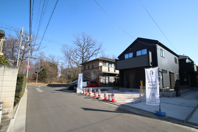 【GRAFARE　ZEH水準仕様】小平市上水新町３期全15棟の外観|「小平市立中央公園」や「上水公園」など自然に囲まれた環境。子育て世帯にも安心して過ごせる立地
