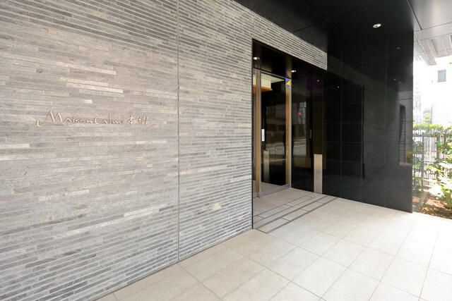 メゾンカルム本郷のエントランス