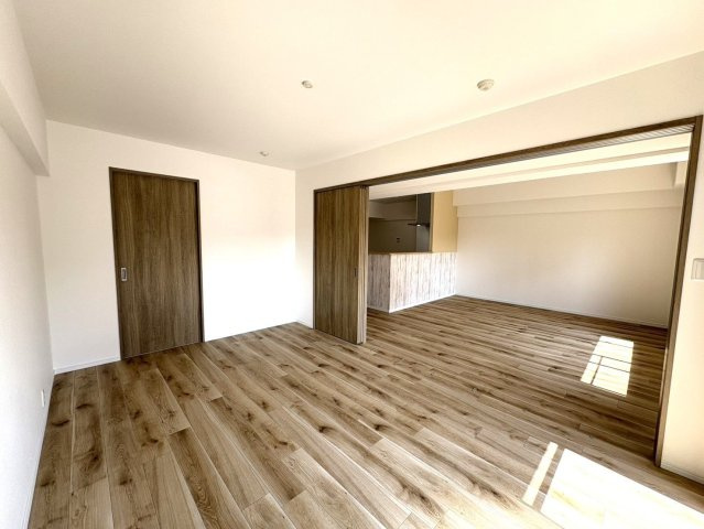 【洋室】 | アムール板付7 | 6.9帖の洋室。リビングとは引き戸でフラットにつながっています