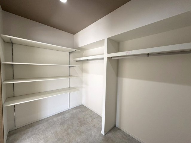 【収納】 | アムール板付7 | ウォークインクローゼット。季節物の洋服や、普段使いの鞄を収納したり多様な使い方ができます
