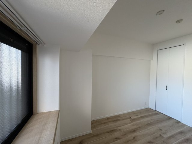 【洋室】 | アムール板付7 | 玄関側の洋室はどちらも出窓になっているので物を置くことができ、部屋の空間も広く感じられます