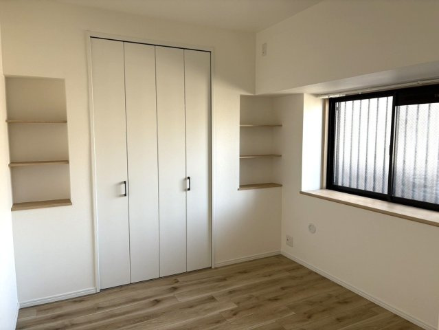 【洋室】 | アムール板付7 | 各部屋にはクローゼットを完備しています！収納が多いお家はすっきりして快適空間です