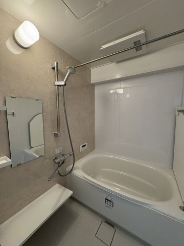 【浴室】 | アムール板付7 | 浴室乾燥機付なので雨の日のお洗濯に活躍するのはもちろん、浴室をカラリと乾燥させられるのでカビ対策にも