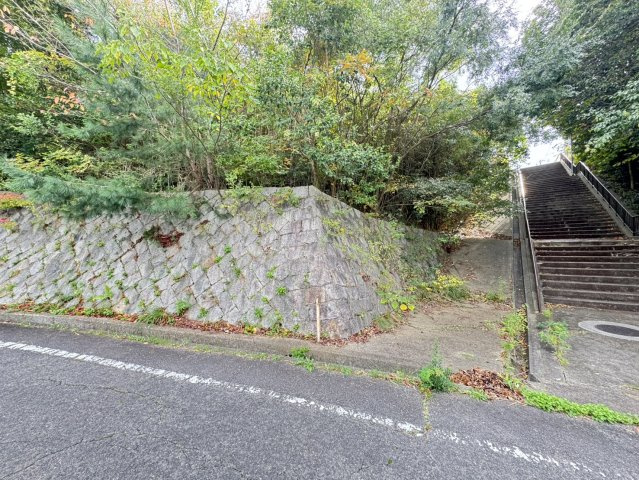 北区松が枝町三丁目　古家付き土地の外観|北側道路から現地