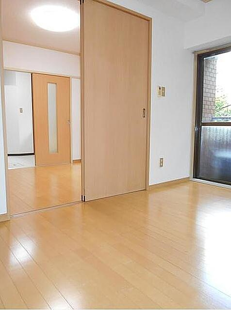 マコト第二ビルの居間・リビング