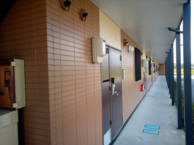 レオパレスフロートの玄関