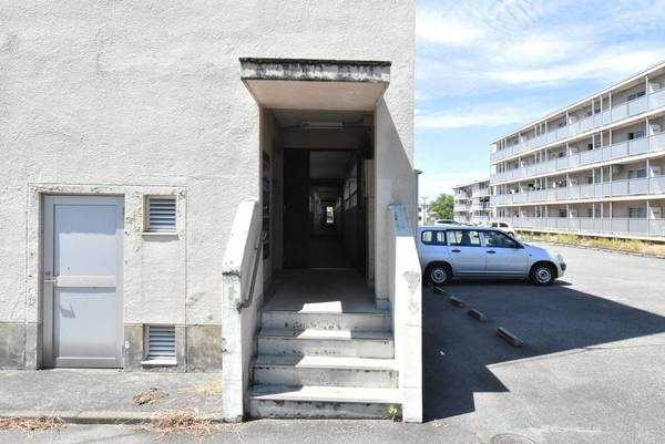 ビレッジハウス太閤山1号棟のエントランス