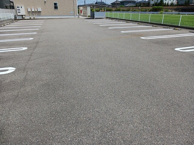 ソレイユ高岡Ⅱの駐車場