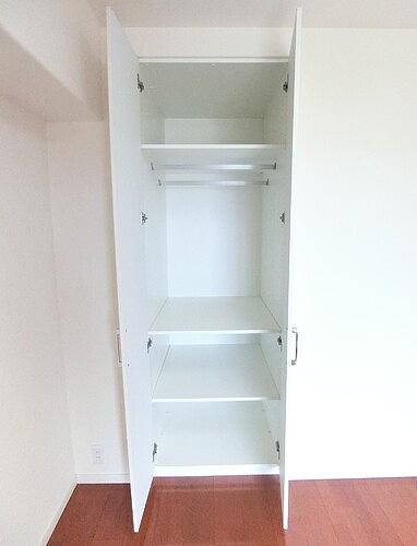 サーパス大泉東の収納|クロゼット（洋室約5.2畳）