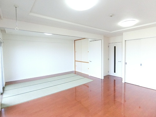 サーパス大泉東の居間・リビング|リビングダイニング(別アングル)・和室約8.4畳