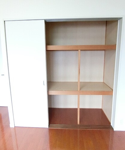 サーパス大泉東の収納|クロゼット(リビングダイニング)