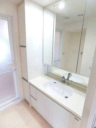 サーパス大泉東の洗面所|三面鏡付洗面化粧台