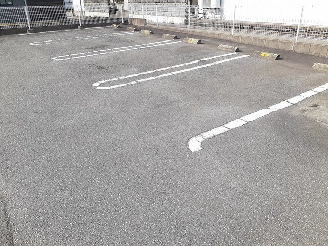 アッシュ１０の駐車場