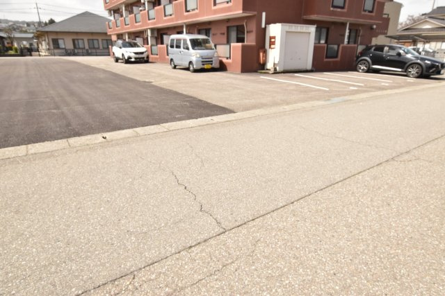 メゾン八尾の駐車場