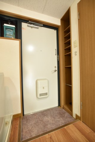 メゾン八尾の玄関