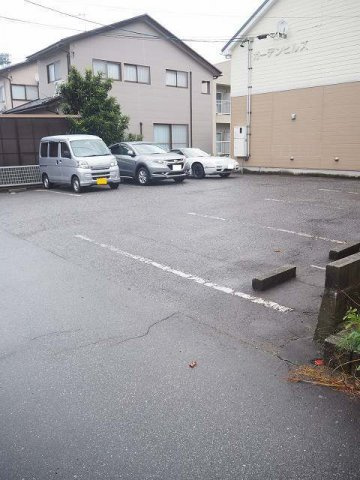 ガーデンヒルズの駐車場