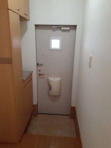 ピュアネス今泉Ⅰの玄関|シューズボックス付きの玄関です☆