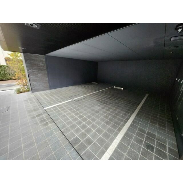 コスモグラシア三ノ輪の駐車場