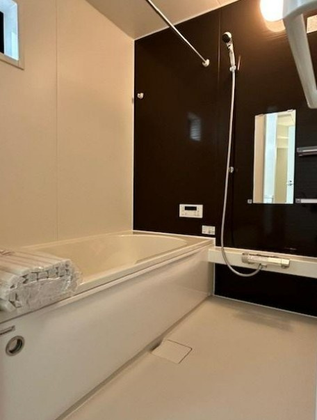【新築】鶴ヶ島市中新田６期 １号棟の浴室|足の伸ばせるバスタブでリラックスタイムを過ごしましょう！
