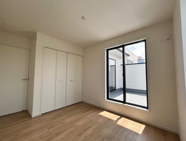 【新築】鶴ヶ島市中新田６期 １号棟の洋室|2F南 5.2帖洋室です！こちらもバルコニーに面しております☆