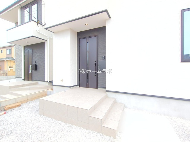 【新築】鶴ヶ島市中新田６期 １号棟の玄関|綺麗な玄関アプローチです！