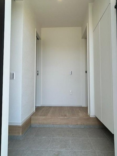 【新築】鶴ヶ島市中新田６期 １号棟の玄関|明るい玄関ホールです☆