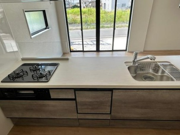 【新築】鶴ヶ島市中新田６期 １号棟のキッチン|対面式のシステムキッチンでお料理をしながらリビングを見渡せます！