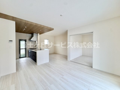 【居間・リビング】 | 浜松市中央区遠州浜2丁目 新築一戸建て 4号棟 | ＬＤＫです