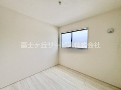 【洋室】 | 浜松市中央区遠州浜2丁目 新築一戸建て 4号棟 | 個人の部屋や寝室として使える洋室です