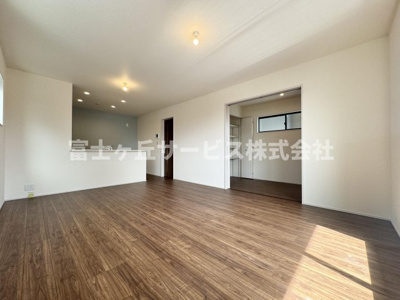 【居間・リビング】 | 静岡市葵区桜町2丁目 新築一戸建て 1号棟 | リビングダイニングです