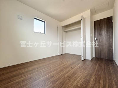 【洋室】 | 静岡市葵区桜町2丁目 新築一戸建て 1号棟 | 収納もある洋室です