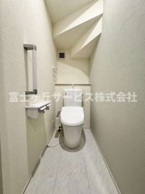 【トイレ】 | 静岡市葵区桜町2丁目 新築一戸建て 1号棟 | 1Fトイレです
2Fにも同タイプのトイレがあります
