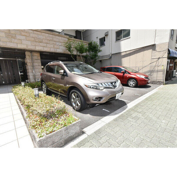 Gramercy Sakaeの駐車場