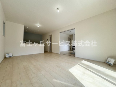 【居間・リビング】 | 静岡市葵区桜町2丁目 新築一戸建て 2号棟 | リビングダイニングです