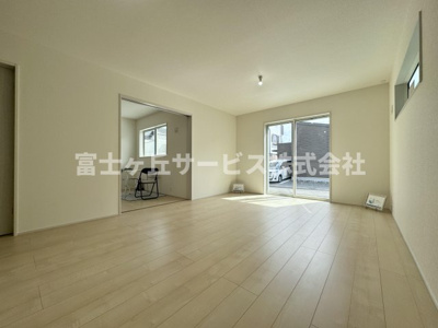 【居間・リビング】 | 静岡市葵区桜町2丁目 新築一戸建て 2号棟 | リビングです