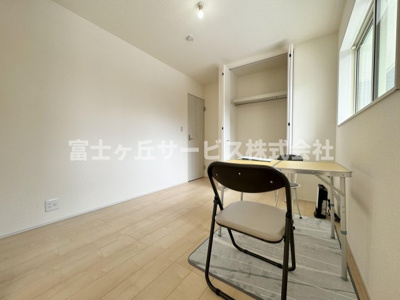 【洋室】 | 静岡市葵区桜町2丁目 新築一戸建て 2号棟 | リビングの隣にある洋室です